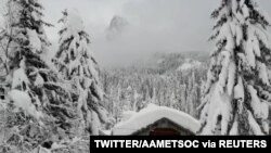 Salju lebat di Sappada, Italia, 3 Januari 2021. (Foto: Twitter/Aametsoc)