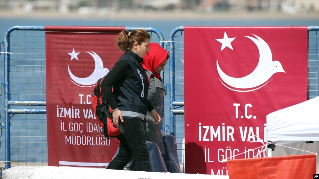 Polisi Turki mengawal migran dari kapal yang berasal dari Chios, Yunani dan berlabuh di Dikili, Turki, 4 April 20116 (Foto: dok)