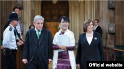 ဗြိတိန်ပါလီမန်ကို ဒေါ်အောင်ဆန်းစုကြည်ရောက်ရှိစဉ် (၂၀၁၂ခုနှစ် ဇွန်လ ၂၁ ရက်) ဓါတ်ပုံ- UK Parliament Website