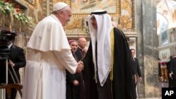 El papa saluda a un diplomático árabe luego de pedir el fin del "terrorismo fundamentalista" y protección a las víctimas.