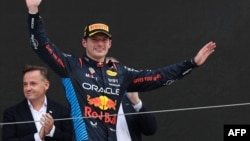 Pembalap Red Bull asal Belanda Max Verstappen merayakan kemenangannya pada Grand Prix Formula Satu Spanyol di Circuit de Catalunya, Minggu 23 Juni 2024 di Montmelo, di pinggiran Barcelona.