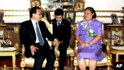 PM China Li Keqiang (kiri) disambut oleh Putri Sirindhorn saat mengunjungi Istana Chirtralada di Bangkok, Thailand (12/10).