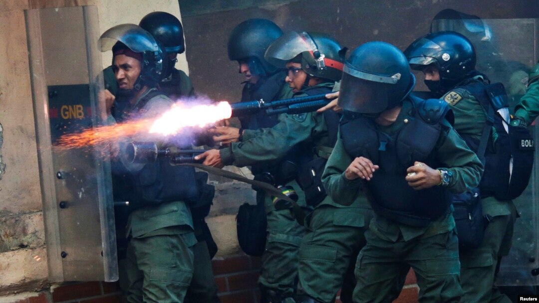 Pasukan anti huru-hara Venezuela menembakkan senjata ke arah para demonstran anti pemerintah di Caracas, 26 Juli lalu (foto: dok). 