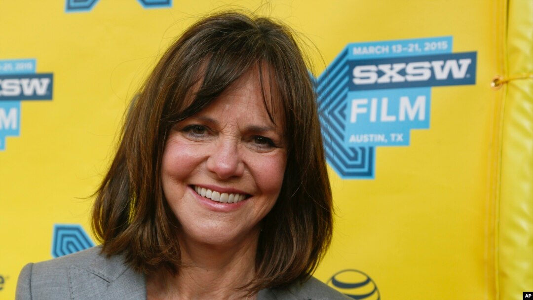 La actriz Sally Field recibió la Medalla Nacional de las Artes por su trabajo dentro y fuera del escenario.