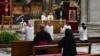 Папа римский назвал «святыми» врачей, медсестер и священников, помогающих пациентам с коронавирусом 