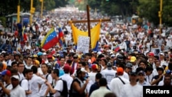 Miles de venezolanos atendieron a la convocatoria de la opositora Mesa de la Unidad Democrática marchan hasta la sede principal de la Conferencia Episcopal. 