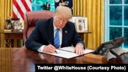 Presiden AS Donald Trump menandatangani perintah Presiden di Gedung Putih (foto: dok). 