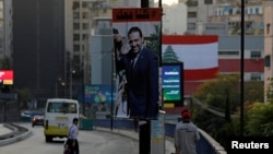 Poster Saad al-Hariri, yang mengumumkan pengunduran dirinya sebagai perdana menteri Lebanon dari Arab Saudi, di Beirut, Lebanon, 17 November 2017.