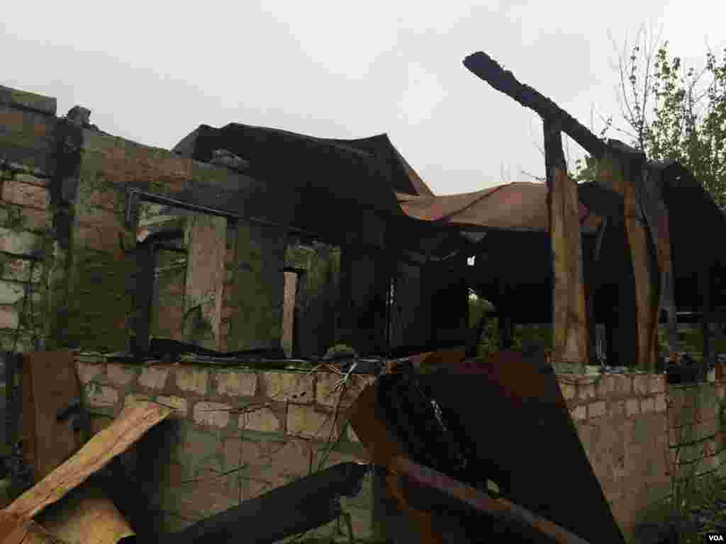 Artileriya atəşi ilə dağıdılmış ev
