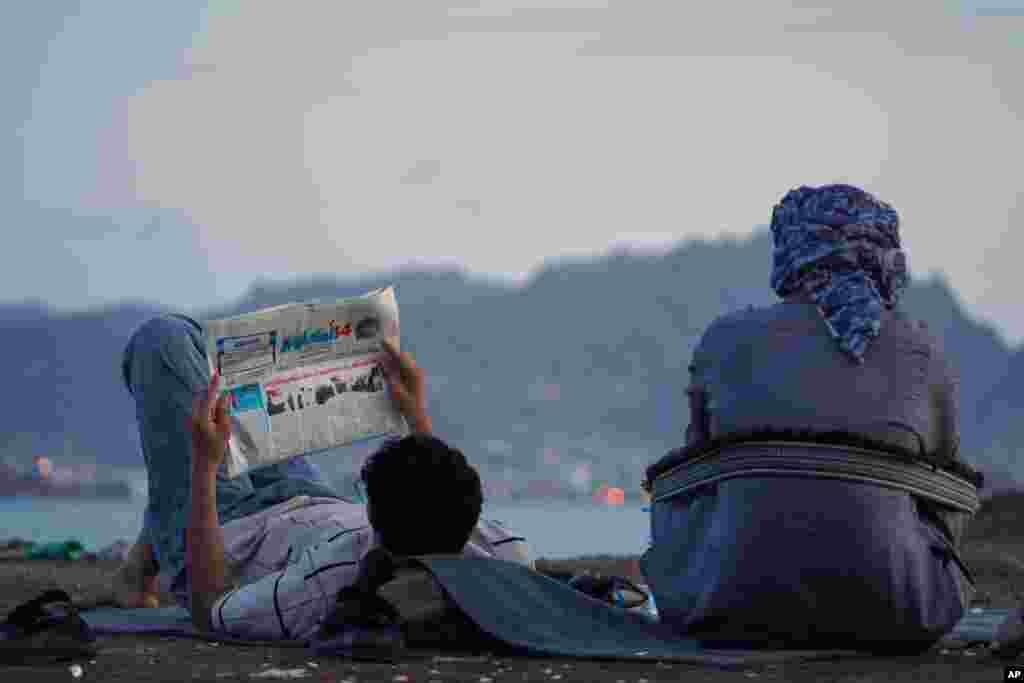 عصر یک روز تابستانی در یک ساحۀ ساحلی شهر عدن در یمن
