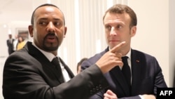 Le Premier ministre éthiopien Abiy Ahmed (à gauche) et le président français Emmanuel Macron (à droite) avant une réunion à Addis-Abeba le 12 mars 2019.