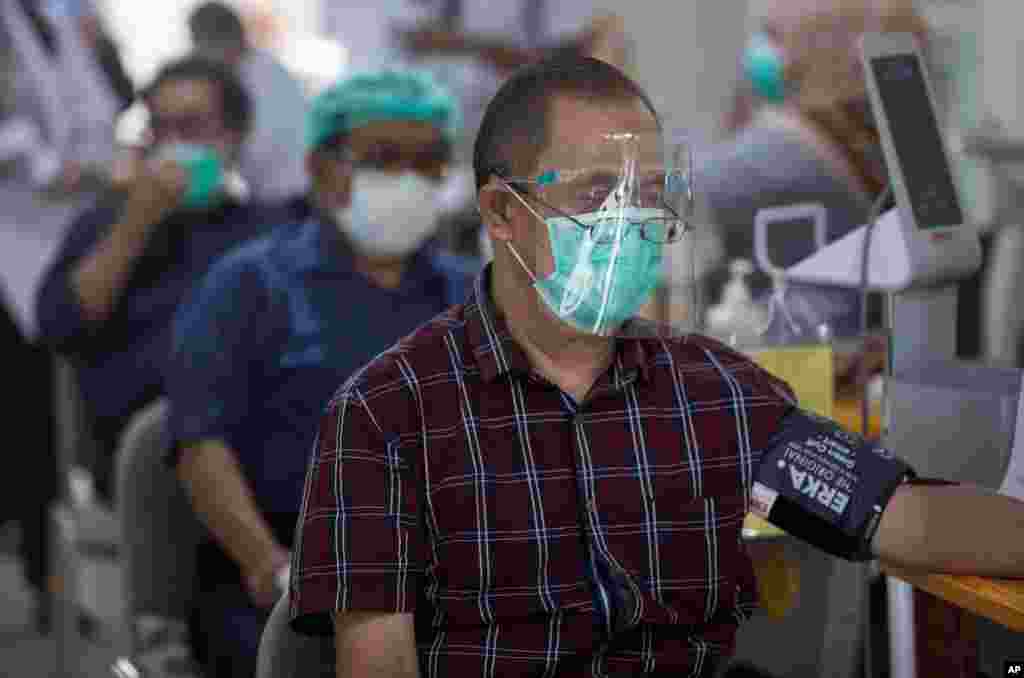 인도네시아 수마트라에서 중국 제약회사 시노백이 개발한 신종 코로나바이러스 백신 접종이 실시되고 있다. 