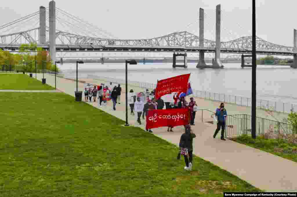 အမေရိကန်ပြည်ထောင်စု ကန်တပ်ကီပြည်နယ်က မြန်မာ့အရေးဆန္ဒပြပွဲ။ (ဧပြီ ၁၇၊ ၂၀၂၁။ ဓာတ်ပုံ - Save Myanmar Campaign of Kentucky)