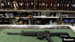 Sebuah toko senjata api di Aurora, Colorado, AS (foto: ilustrasi). Pemerintahan Presiden Trump bersiap-siap untuk mempermudah penjualan senjata ringan buatan Amerika.