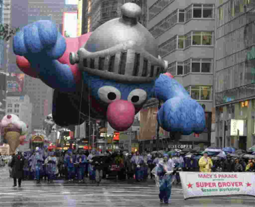 Durante el Día de Acción de Gracias, la tienda Macy, organiza desfiles de globos gigantes en las principales ciudades del país. En este caso, Super Grover está en la Séptima Avenida de Nueva York.