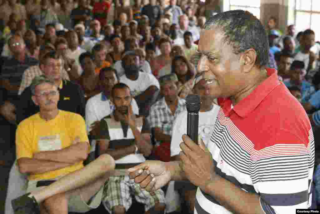 Desmond D&#39;Sa berbicara dalam pertemuan dengan nelayan di Chatsworth, Durban, Afrika Selatan. (Goldman Environmental Prize)