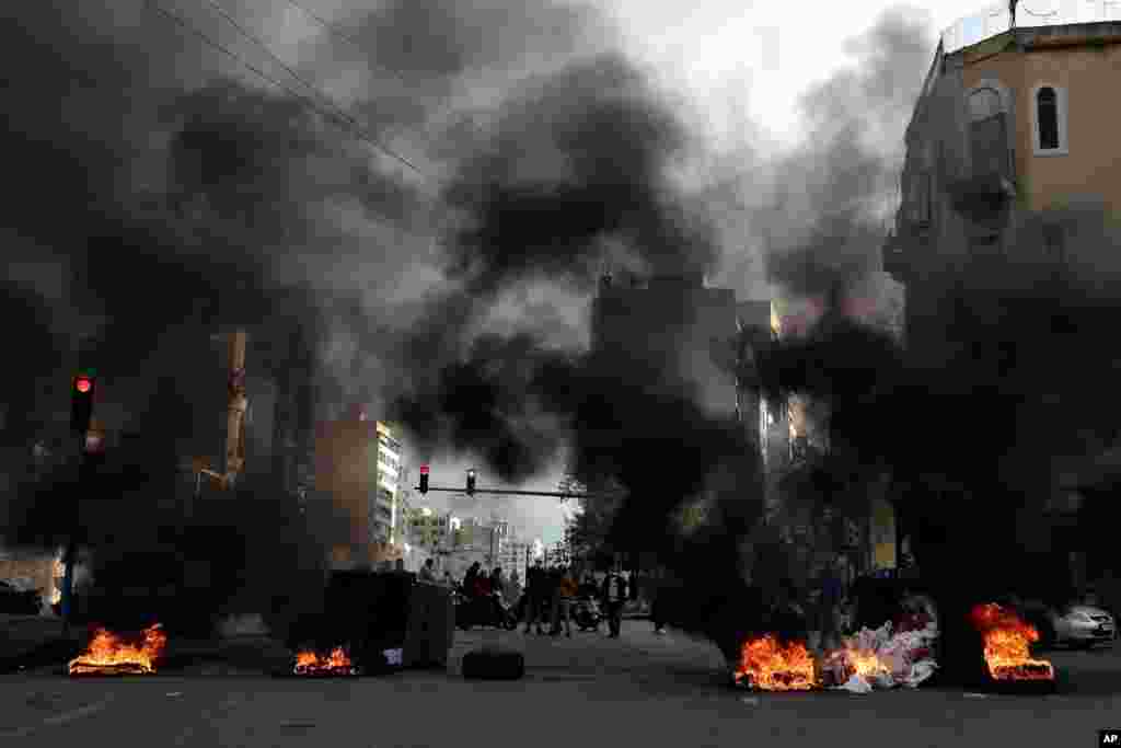 معترضین در اعتراض به فساد مقامات دولت لبنان، برای ایجاد راهبندان در جاده‌های بیروت، لاستیک می‌سوزانند.