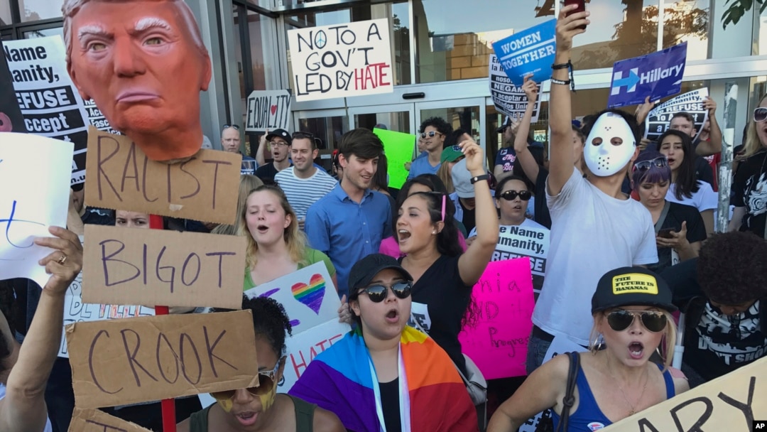 Protes anti-Trump di Hollywood, Los Angeles, California, hari Minggu (13/11).