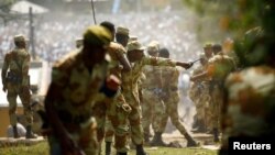 Les forces de l’ordre tentent d'arrêter les manifestants lors de l'Irrechaa, le festival de remerciement des Oromo dans la ville de Bishoftu, région d'Oromia, Ethiopie, le 2 octobre 2016