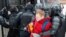 Российская полиция задерживает участника протестной акции в поддержку Алексея Навального (архивное фото) 