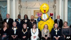 Penerima "Kennedy Center Honors" di Kantor Deplu AS, 7 Desember 2019. Dari kiri: Susan Pompeo, Michael T.Thomas, Linda Ronstadt, Sally Field, Joan G.Cooney, Lloyd Morrisett, Deborah F.Rutter, (belakang) Mike Pompeo, Philip Bailey, Verdine White, Ralph Johnson,David M. Rubenstein.