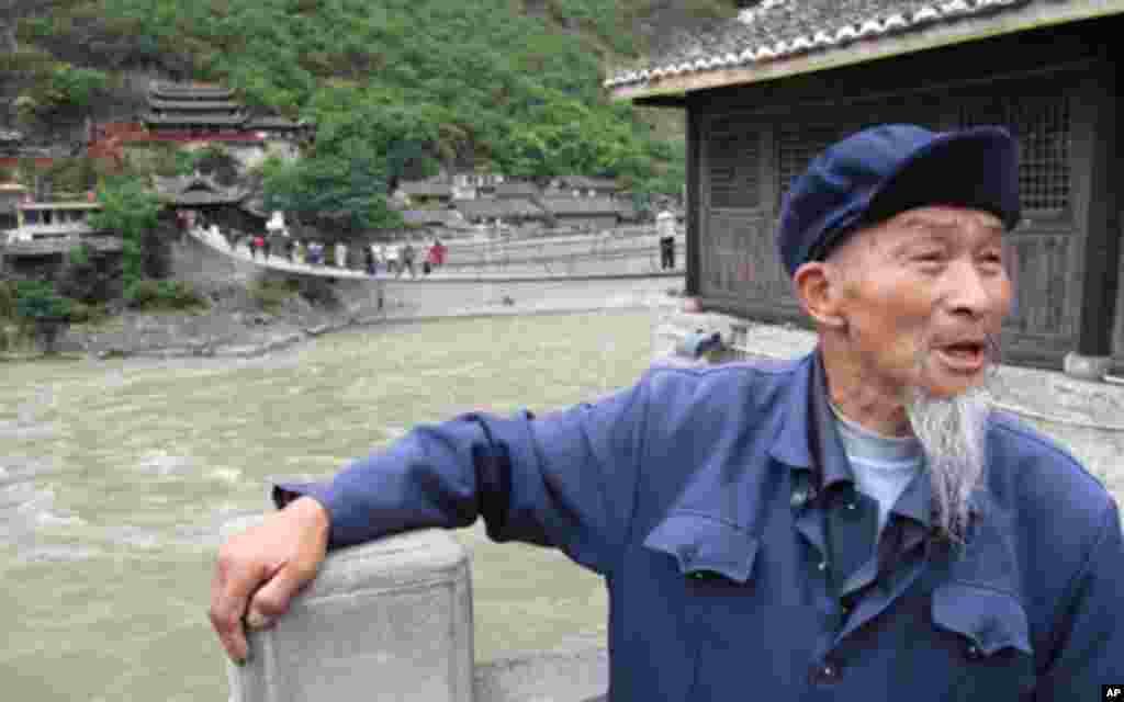 马廷玉向记者讲述他所看到的红军夺取泸定桥的战斗