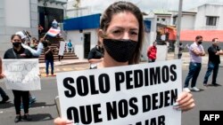 La gente participa en una protesta en rechazo de las políticas de austeridad promovidas por el gobierno para contener el gasto público en medio de la pandemia COVID-19, frente a la casa presidencial en Costa Rica, San José, el 23 de julio de 2020.