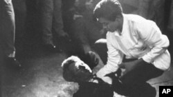 Juan Romero drži ruku pod glavom smrtno ranjenog Kennedyja