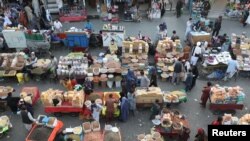 Suasana pasar di Kabul, Afghanistan, 12 Juli 2021. (REUTERS/Omar Sobhani)