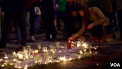 Warga Brussels berkumpul di Place de la Bourse menyalakan lilin dan menyanyikan lagu-lagu untuk mengenang para korban serangan teror, Selasa (22/3) malam.