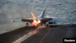 Máy bay tác chiến EA-18G Growler bay lên từ hàng không mẫu hạm USS Carl Vinson của Hoa Kỳ. Bắc Triều Tiên cảnh báo sẽ tấn công 'tàn khốc' nếu hạm đội do tàu USS Carl Vinson dẫn đầu tập trận với Nam Triều Tiên. 