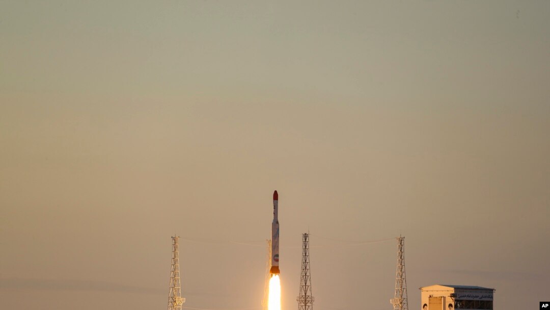 Peluncuran roket Simorgh yang membawa satelit di lokasi yang tidak diketahui di Iran pada 30 Desember 2021. (Foto: Iranian Defense Ministry via AP)