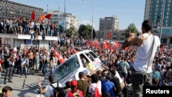 Para demonstran Turki melakukan protes anti pemerintah di Lapangan Taksim, Istanbul (1/6). 