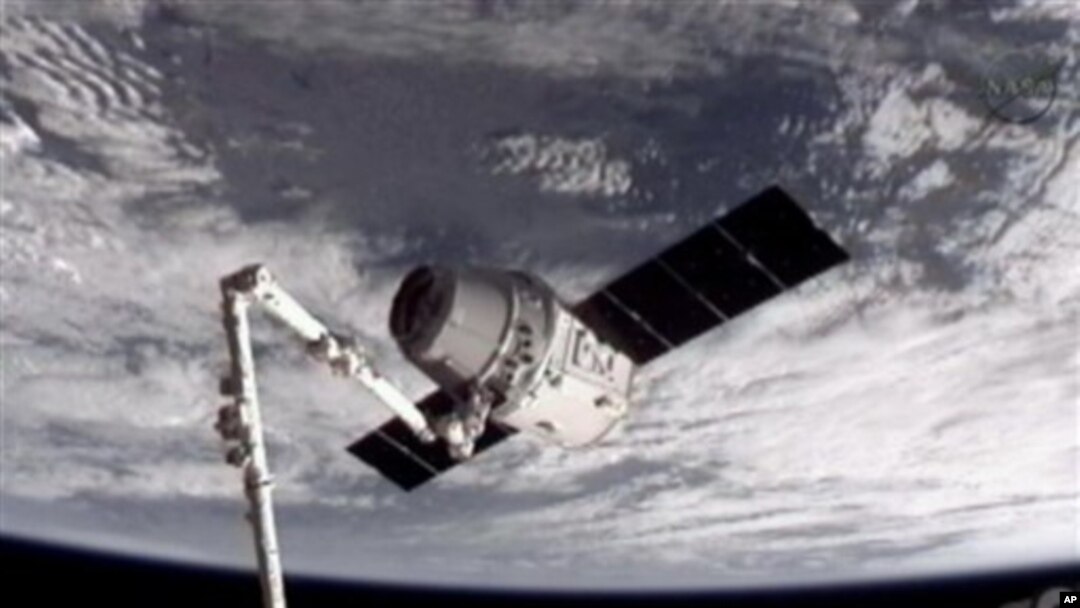 Esta imagem da NASA mostra a nave de transporte de carga SpaceX Dragon acoplada a Estação Espacial Internacional, May 25, 2012 ( Imagem de arquivo)