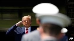 El presidente Donald Trump hace un saludo militar tras hablar ante más de 1.100 cadetes graduados de la academia militar de West Point.