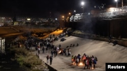 Мигранты, ищущие убежища, ждут у реки Рио-Браво, границы между Мексикой и США, в Сьюдад-Хуаресе, Мексика, 20 декабря 2022 года