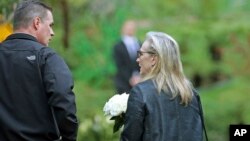 Actress Meryl Streep arrives with flowers at a memorial service at the homes of Debbie Reynolds and her daughter, Carrie Fisher, in Los Angeles, Jan. 5, 2017.