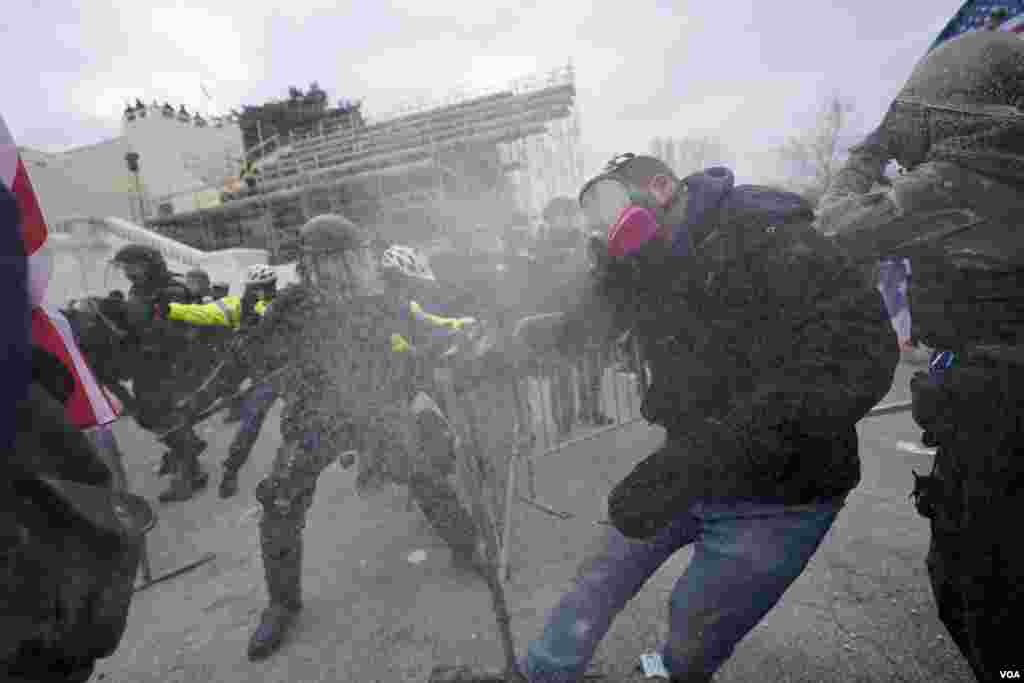 Los partidarios de Trump intentan atravesar una barrera policial en el Capitolio de Washington. Mientras el Congreso se prepara para afirmar la victoria del presidente electo Joe Biden.