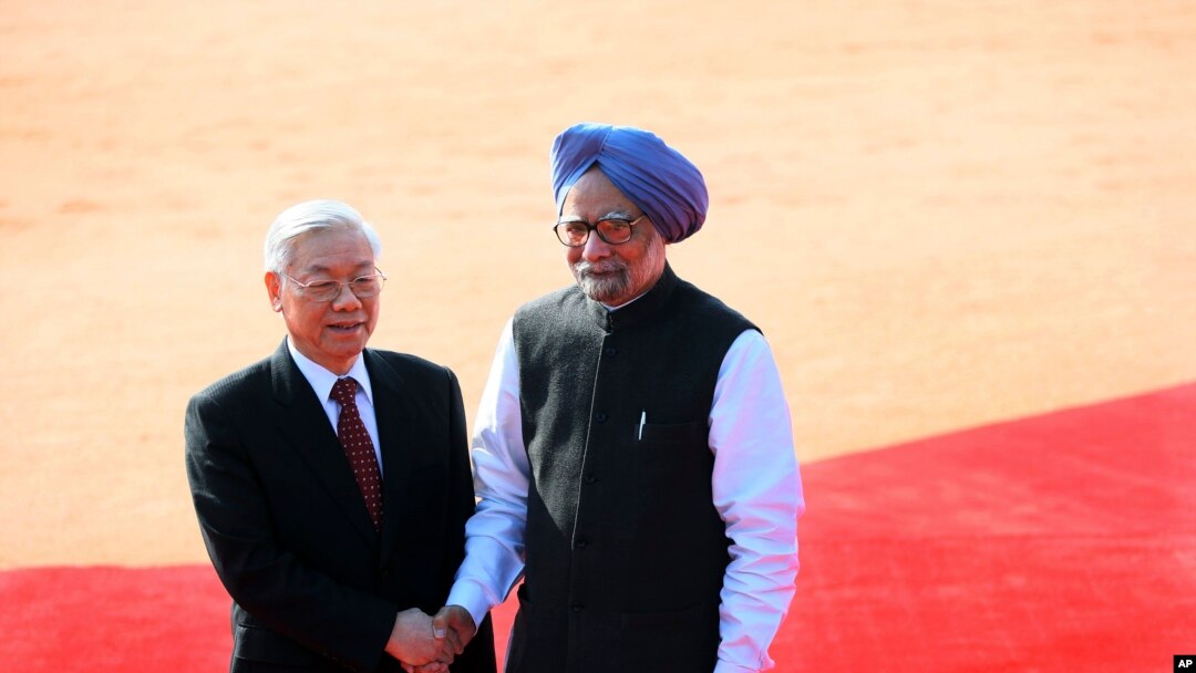Thủ tướng Ấn Độ Manmohan Singh (phải) tiếp Tổng bí thư Đảng Cộng sản Việt Nam Nguyễn Phú Trọng khi ông đến thăm Ấn Độ, 20/11/13