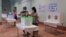 ၂၀၂၀ ရွေးကောက်ပွဲအတွက် ရန်ကုန်မြို့ရှိ မဲဆန္ဒရုံတခုမှာ မဲပေးနေတဲ့ မဲဆန္ဒရှင်များ။ (နိုဝင်ဘာ ၀၈၊ ၂၀၂၀)