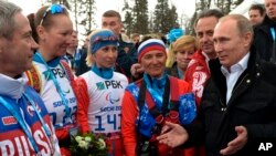 ولادیمیر پوتین، در حال گقتگو با ورزشکاران پارالمپیک روسیه