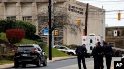 Petugas keamanan mengamankan lokasi terjadinya penembakan di sinagog Tree of Life di Pittsburgh, hari Sabtu (27/10). 