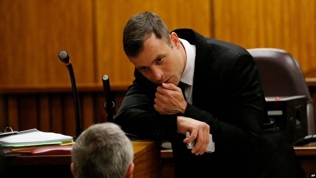 Oscar Pistoriussaat berbicara dengan pengacaranya, Barry Roux, di ruang sidang pengadilan Pretoria (16/10).