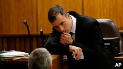 Oscar Pistoriussaat berbicara dengan pengacaranya, Barry Roux, di ruang sidang pengadilan Pretoria (16/10).