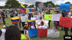 Decenas de venezolanos se congregaron con pancartas en mano para participar de la marcha #NoMás en Miami, Florida. [Foto: Goldy Fogel, VOA].