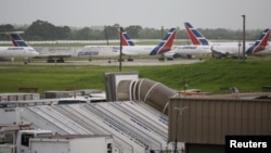 Aeronaves de la empresa estatal Cubana de Aviación, estacionadas en el Aeropuerto Internacional José Martí, de La Habana. 