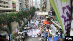 香港几十万市民上街参加七一大游行要求真普选 (美国之音海彦拍摄)