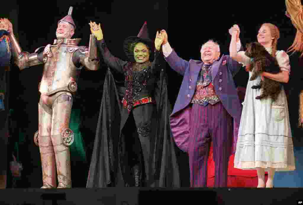 Mickey Rooney, second from right, joins cast members Dirk Lumbard, Eartha Kitt and Caroline McMahon, left to right, during the opening performance curtain call for &quot;The Wizard of Oz&quot; at New York&#39;s Madison Square Garden,&nbsp;May 1, 1998.