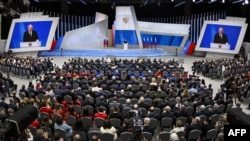 Presiden Rusia Vladimir Putin menyampaikan pidato kenegaraan tahunannya di pusat konferensi Gostiny Dvor di pusat kota Moskow, 29 Februari 2024. (Alexander NEMENOV / AFP)