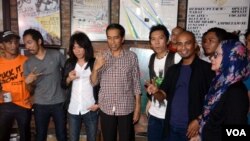 Calon presiden dari PDI-Perjuangan, Joko Widodo, bertemu grup rock Indonesia Slank, di markas mereka di Jakarta Selatan (27/5). (VOA/Andylala Waluyo)